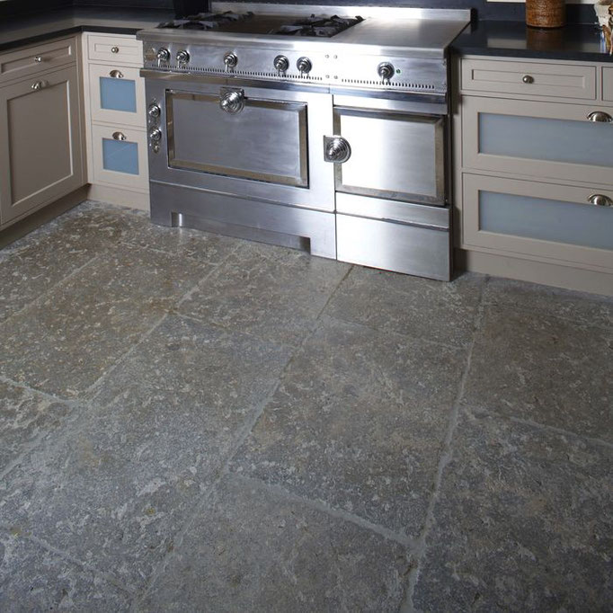 Küchenboden aus französischem Kalkstein, Farbe-Grau-Beige in Nuancen