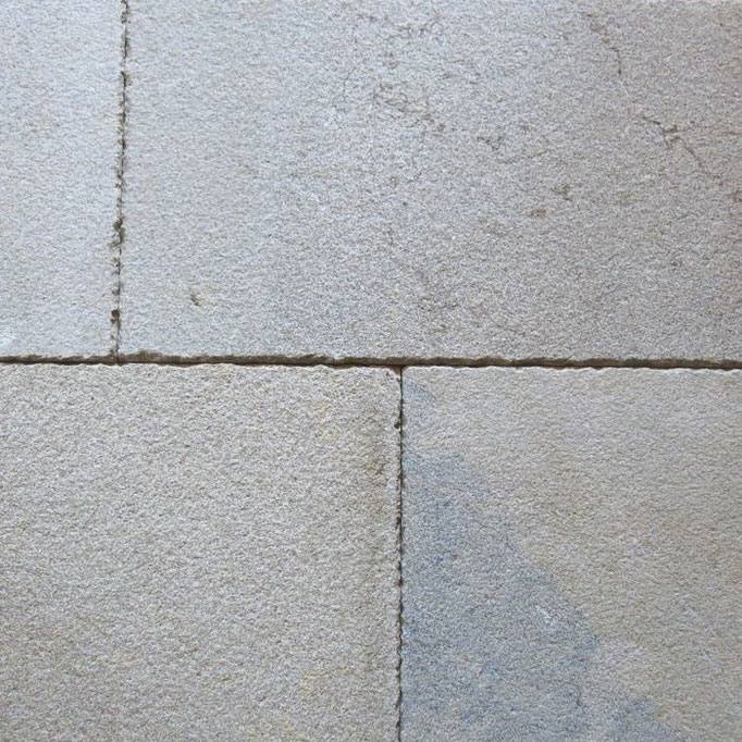 Detailansicht Natursteinboden 8 aus Kalkstein, Farbe Grau-Beige in Nuancen