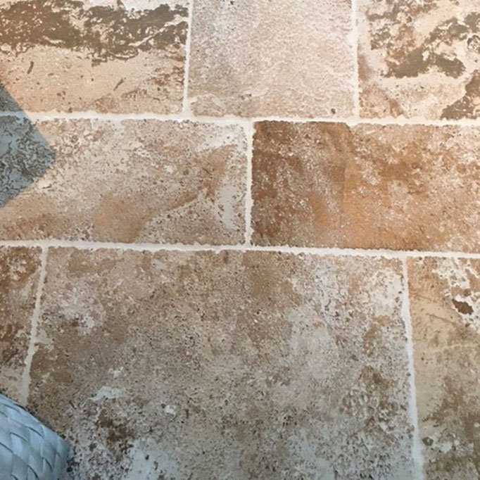 Detailansicht des Natursteinbodens Nr. 3 aus französischem Kalkstein, Farbe Beige-Braun in Nuancen, mit gestockter und gebürsteter Oberfläche