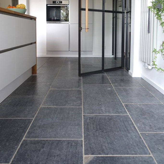 Detailansicht eines Küchenbodens aus belgischem Granit, als Bahnenware verlegt