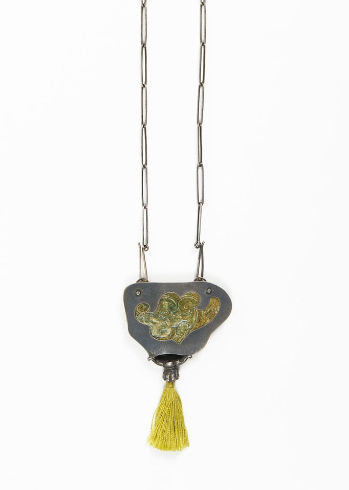 Eva Tesarik -  Kette mit Anhänger aus der Serie "Palazzo" - Silber, Holz, Textil