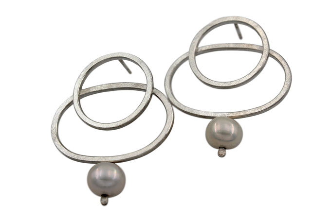 Heike Wanner - Ohrstecker aus der Serie "Alles wird gut." - Silber, Süsswasserperle