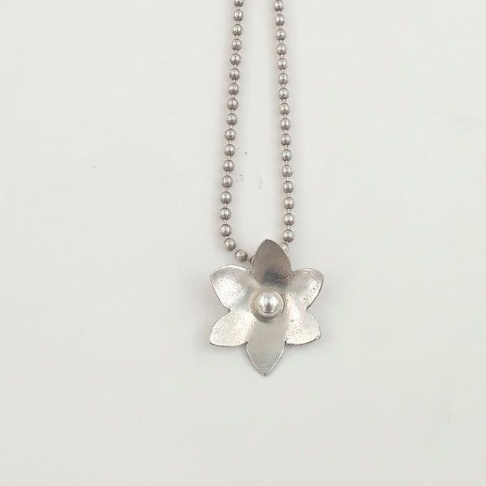 Eva Tesarik - Kette mit Blumenanhänger - Silber