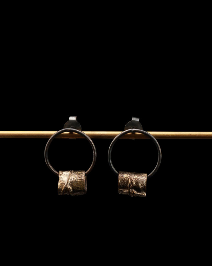 Michelle Kraemer - Ohrstecker "Dangle Tubes" - Shibuichi, Silber