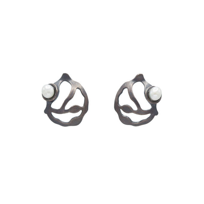 Denisa Piatti-Petite cluster earrings-Silber geschwärzt, Süsswasserperle