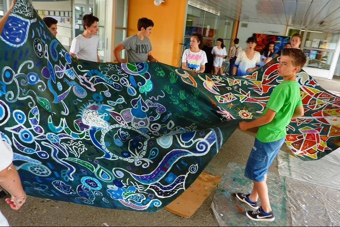 Création collective "Sol y Luna VI": deux toiles de 5m x 1,60 cm. Dans le cadre d'un projet interdisciplinaire de 4ème E (Espagnol et Arts Plastiques) du Collège Camille Claudel de Latresne.