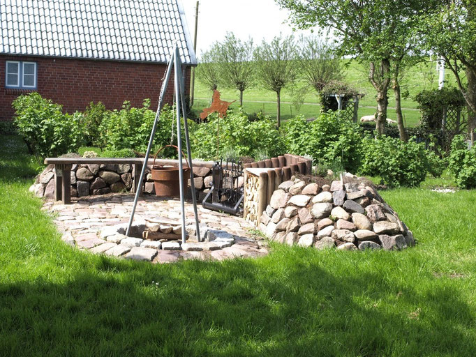 Der Grillplatz direkt neben dem Baumhaus