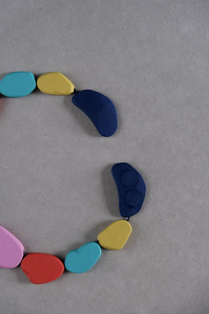 Roxi necklace short multi colored 41cm magnetic closure