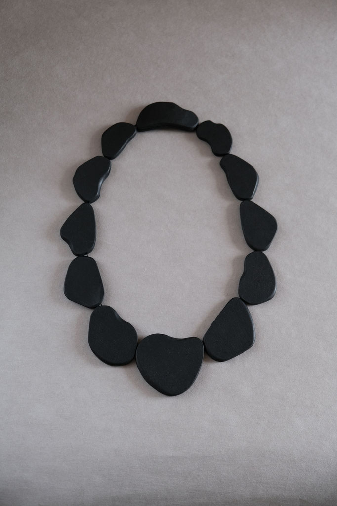 Roxi necklace long black 56cm