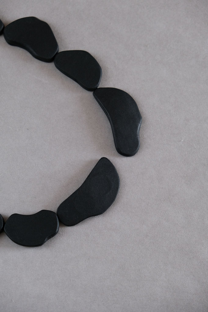 Roxi necklace long black 56cm magnetic closure