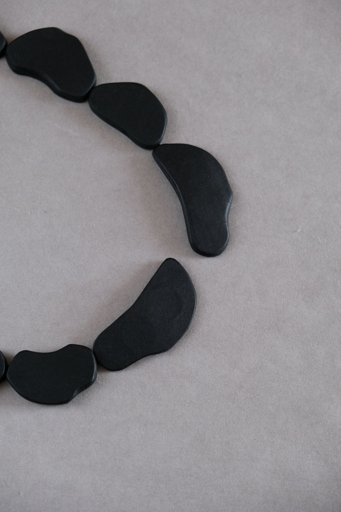 Roxi necklace long black 56cm magnetic closure