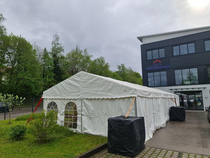 Zelt 18x6m - Befestigung mit Wassertank
