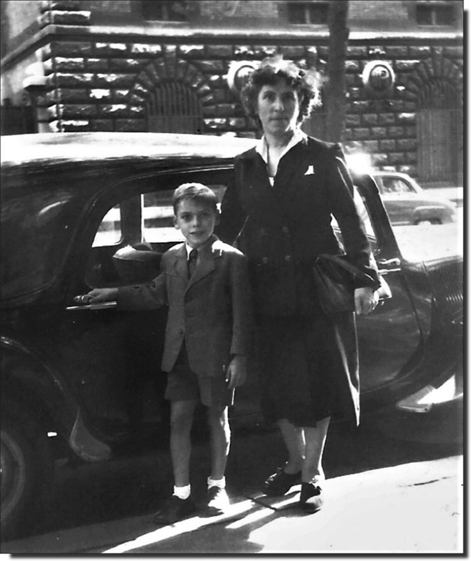 Pierre en 1952 avec Maman devant une traction