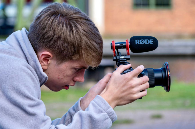 Noah Engler, der neben Birgit Bäuerlein für die Fotos und Videos sorgt.