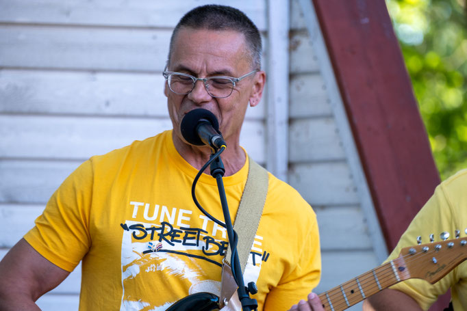 Walter an der Gitarre