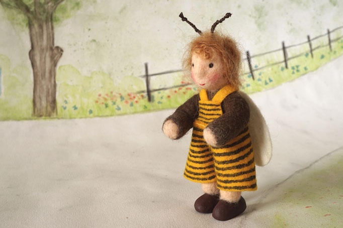 Miniatur aus Filz, Bienenkind Jahreszeitentisch