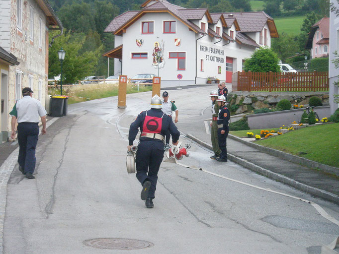 Nasslöschübungsvergleich   SANKT  GOTTHARD  2011