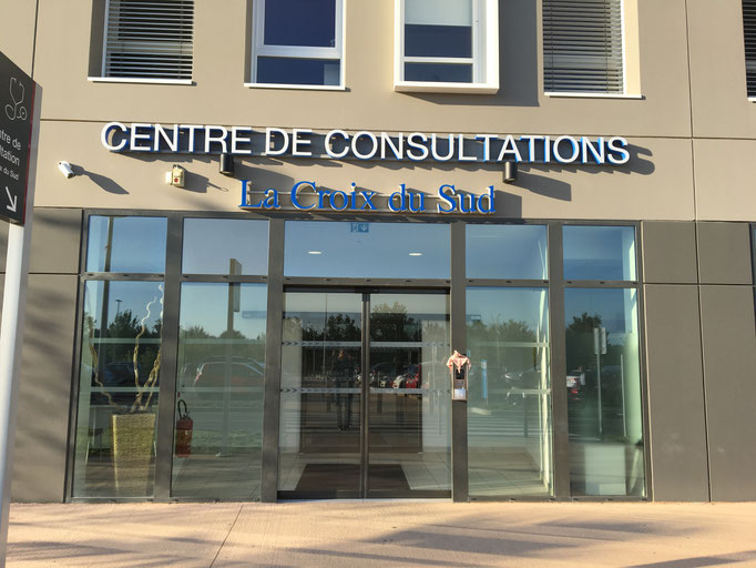 Entrée du bâtiment de consultation : à gauche pré-admission au RDC et anesthésistes au 1er , à droite ascenseur B pour le 6ème en orthopédie 