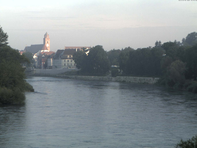 Bild vom 28.07.2016 06:65Uhr - Bei Sonnenaufgang leuchtet die Uhr an der Stadtpfarrkirche