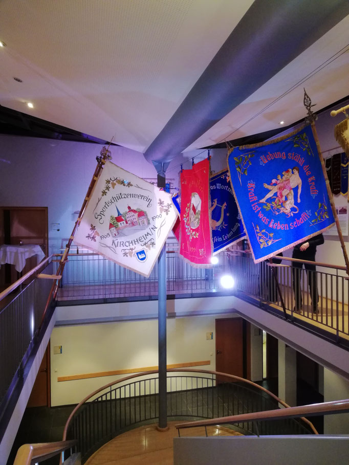 Ausstellung der Vereinsfahnen im Rathaus in Kirchheim Neckar 