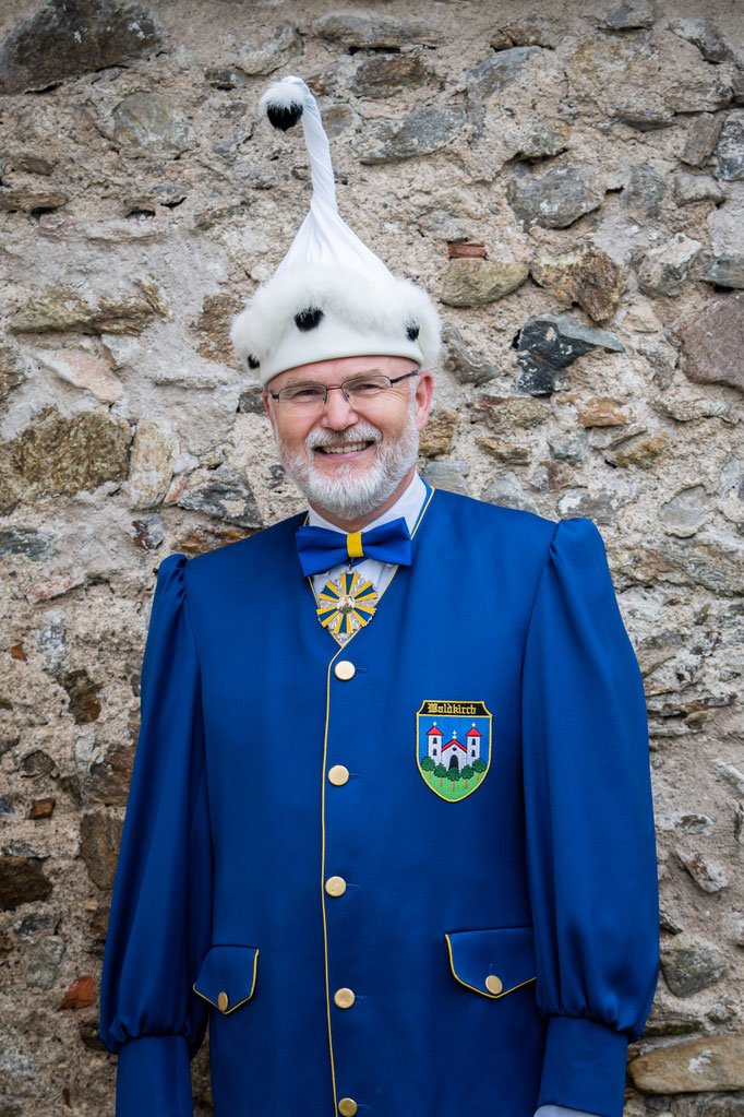 Karlheinz, Zeremonienmeister (Alles was mit Ehrungen zu tun hat), Verbindungsmann zur Gruppe der Kandelhexen