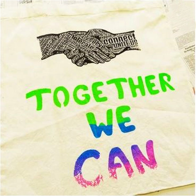 Schulprojekt Siebdruck mit Text Together We Can.