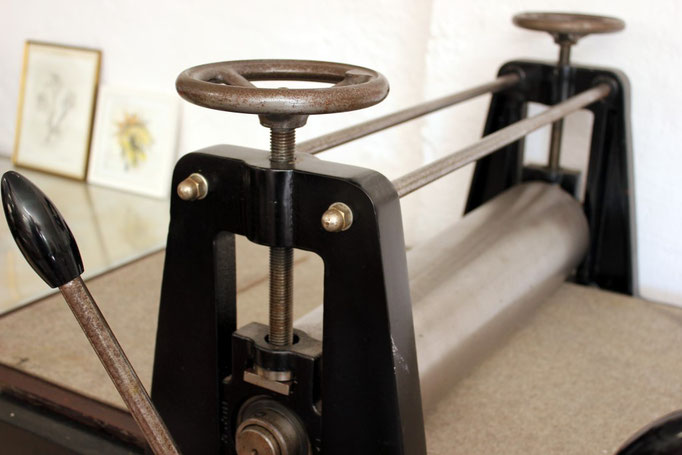 Ausschnitt einer Druckpresse in der Druckwerkstatt Craftschöpferey