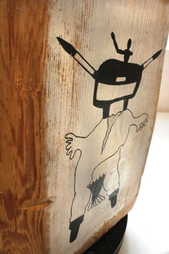 Siebdruck auf einer Holzpfette in der Craftschöpferey, Seitenansicht.