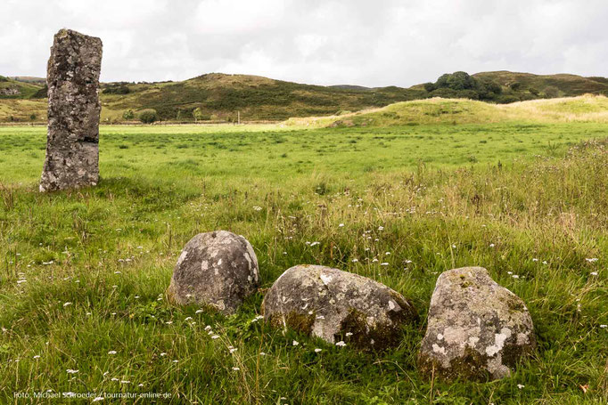 Menhir und Hügelgrab: an der Route, aber keinen Umweg wert 