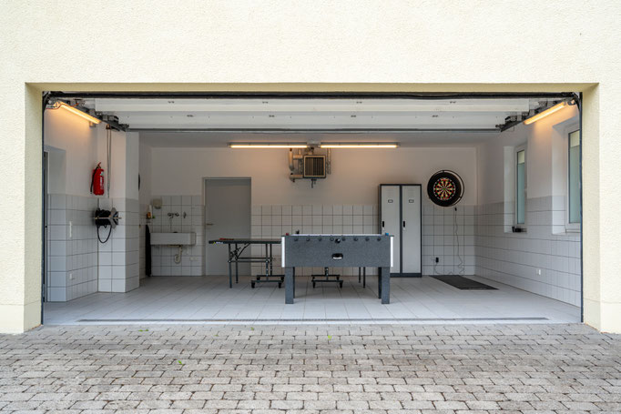 Privater Freizeitbereich der Villa One mit Tischtennis, Dart, Kicker und Getränkekühlschrank