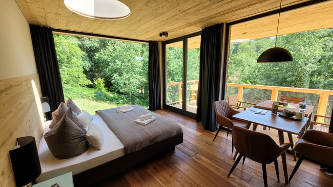 Innenansicht vom Stelzenhaus mit tollen Blick ins Grüne.