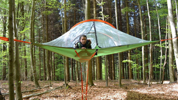Junge Dame im Baumzelt