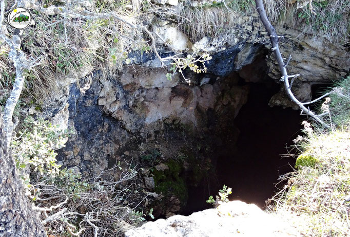 Cueva catalogada, en la lancha de las Huesas. Segun informacion dada por espeologia de Villacarrillo. Tiene un pequeño pozo inicial y luego una rampa lateral, con pocos metros de desnivel. 