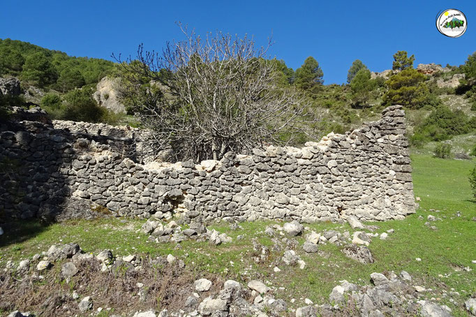 No se el nombre de este cortijo, situado cerca de la Piedra del Muñeco, parte alta.