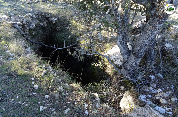 Cueva catalogada, en la lancha de las Huesas. Segun informacion dada por espeologia de Villacarrillo. Tiene un pequeño pozo inicial y luego una rampa lateral, con pocos metros de desnivel.