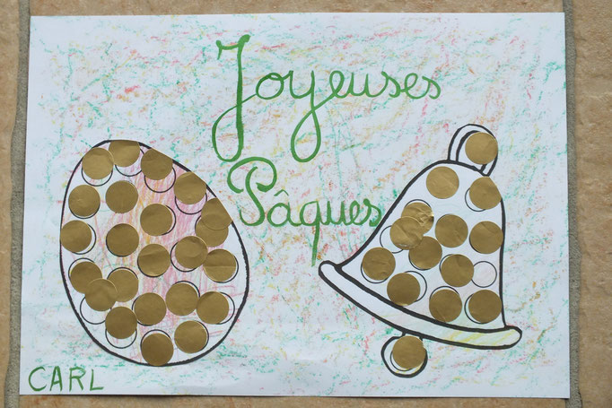préparer un dessin de Pâques avec les emplacements des gommettes, découper une fois terminé puis coller sur feuille cartonnée coloriée par l'enfant