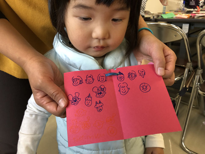 小さな女の子もお母さんといっしょに参加。