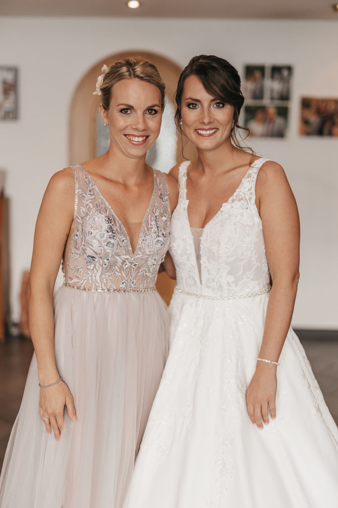 Sommerbraut 2023 Sina und Trauzeugin Aline