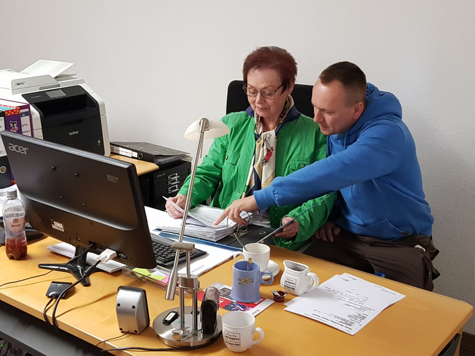 Herr Kardas bei der Auftragsbesprechung 