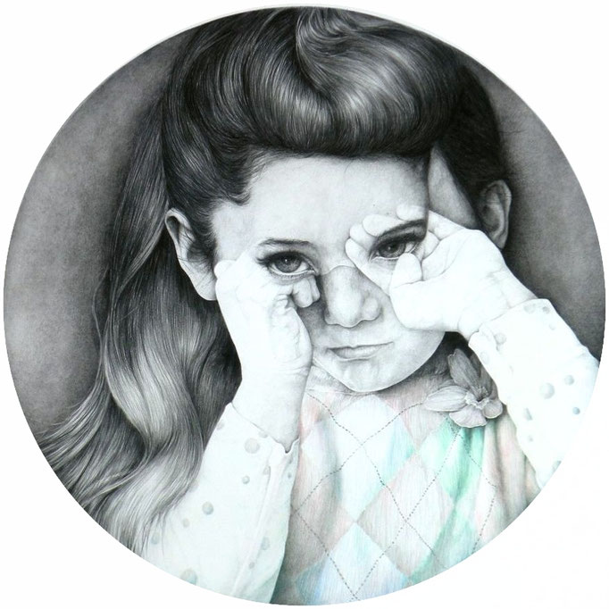 Hide and seek (2015), grafiet en kleurpotlood op papier, diameter 84 cm