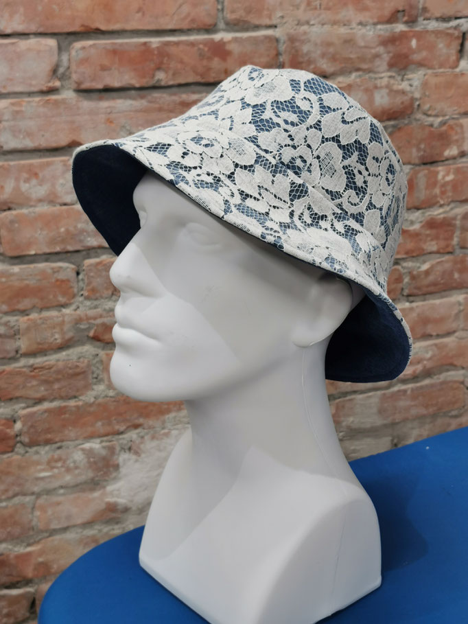 Upcycling Hut Denim und Spitzen, im Laden erhältlich