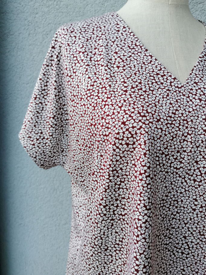 Shirt mit angeschnittenen Ärmeln und schmeichelhaftem V-Ausschnitt