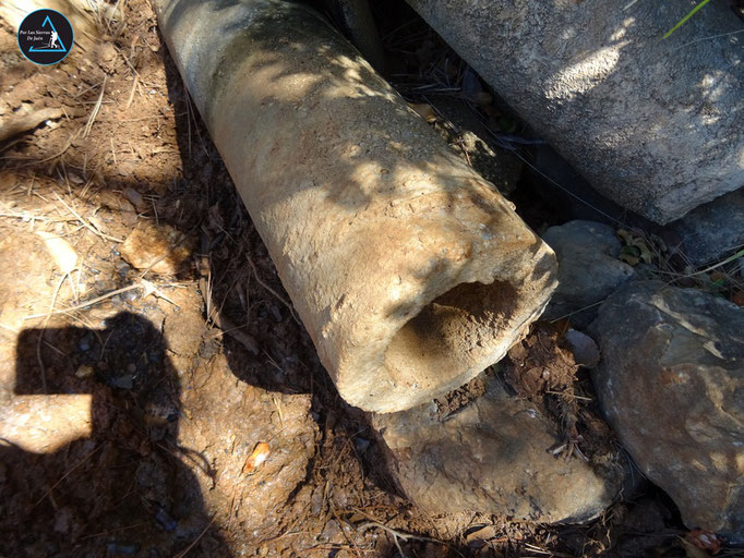Viejos tubos de canalización de la fuente de los Trancos o Troncos