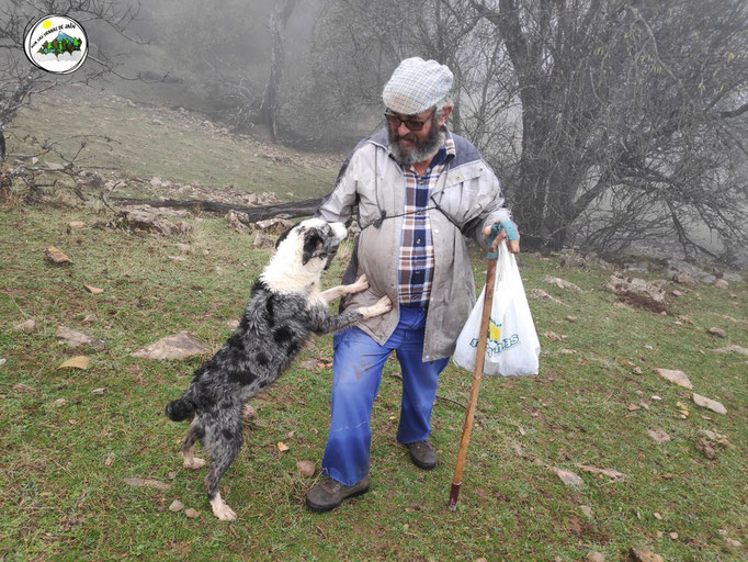 Ramón Sáez y su perra Fernanda. Pastor de Belerda. 30 años pastoreando esta zona. Muchos nombres e información nos dio de esta zona. Grata charla.