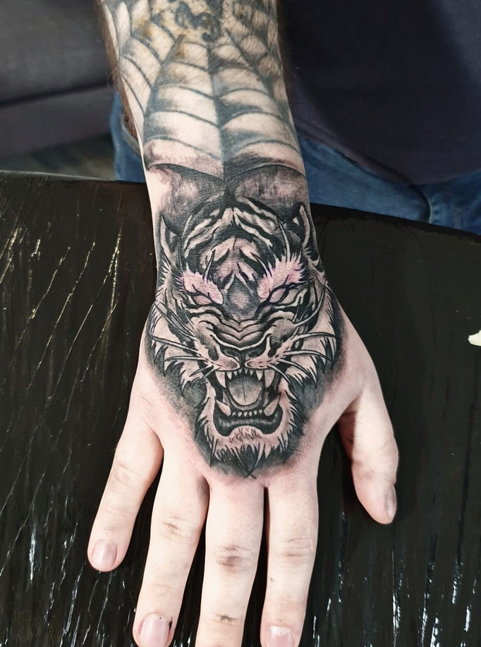 #Tiger #tigertattoo #handtattoo #Farbspieltattoo 