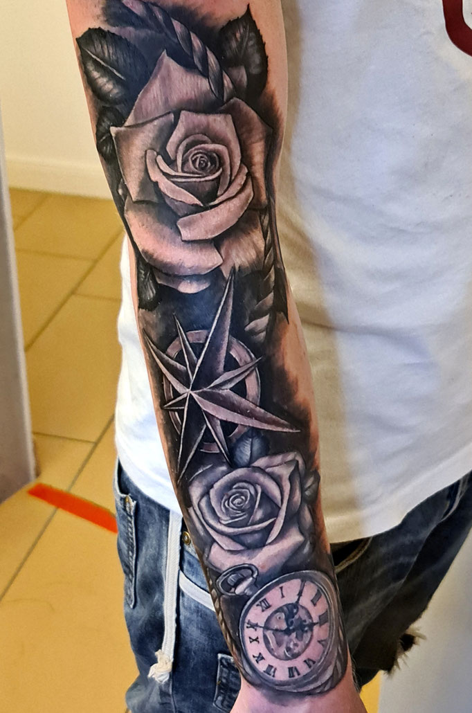##rose #compass #sleeve #Tattoo #Farbspieltattoo 