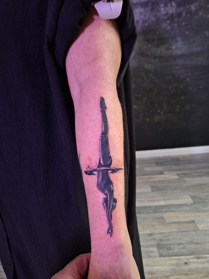 #swimminggirl #tattoo #Farbspieltattoo 