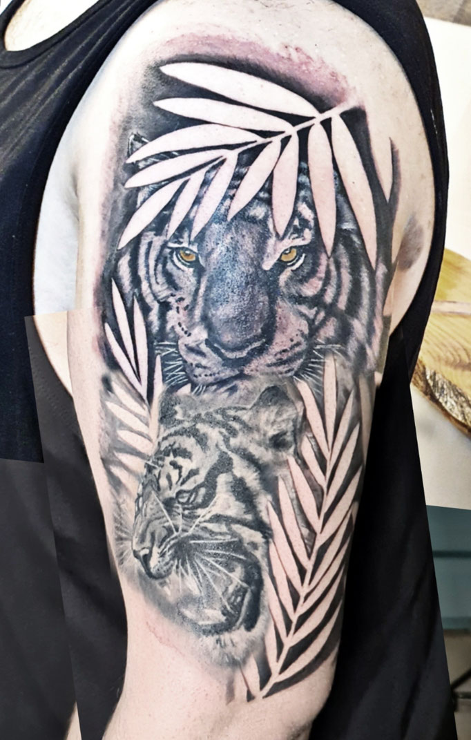 Löwen tattoo lion tattoo Farbspiel Tattoo 