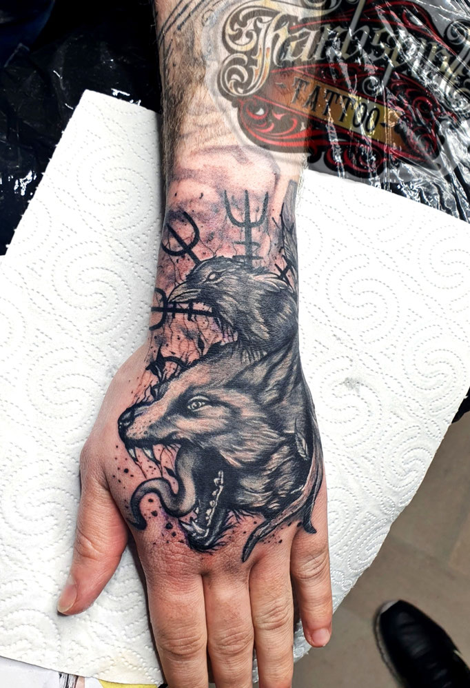 #wolf #raven #Handtattoo #Farbspieltattoo 