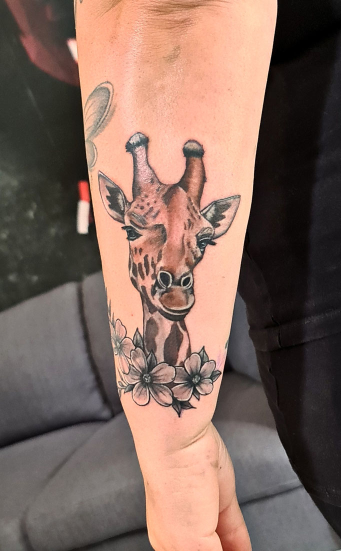 #Giraffe  #tattoo #girlswithtattoos  #Farbspieltattoo 